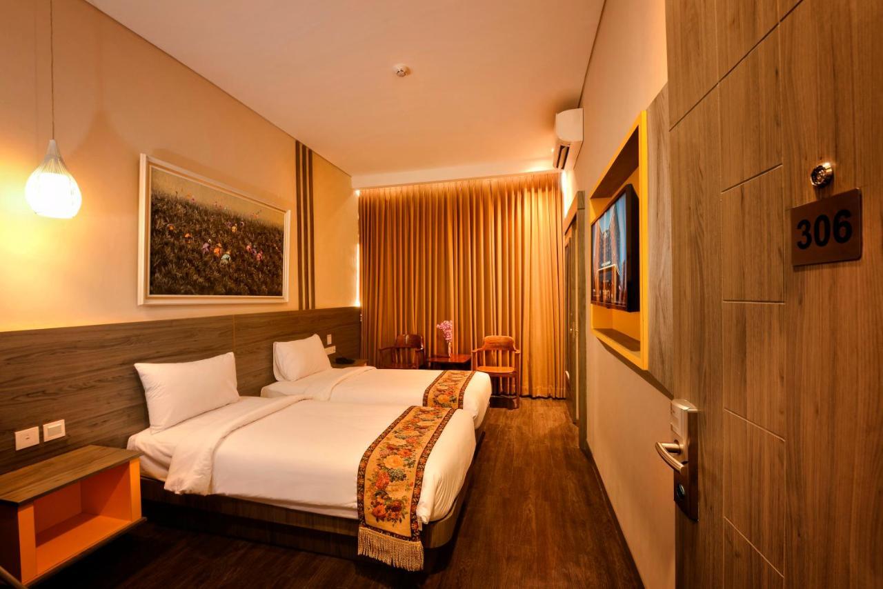 Super 8 By Wyndham Solo Hotel Exterior photo